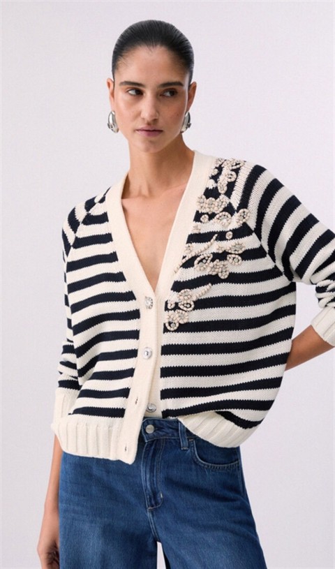 LIUJO 6220  CHAQUETA CON BORDADOS DE PEDRERIA